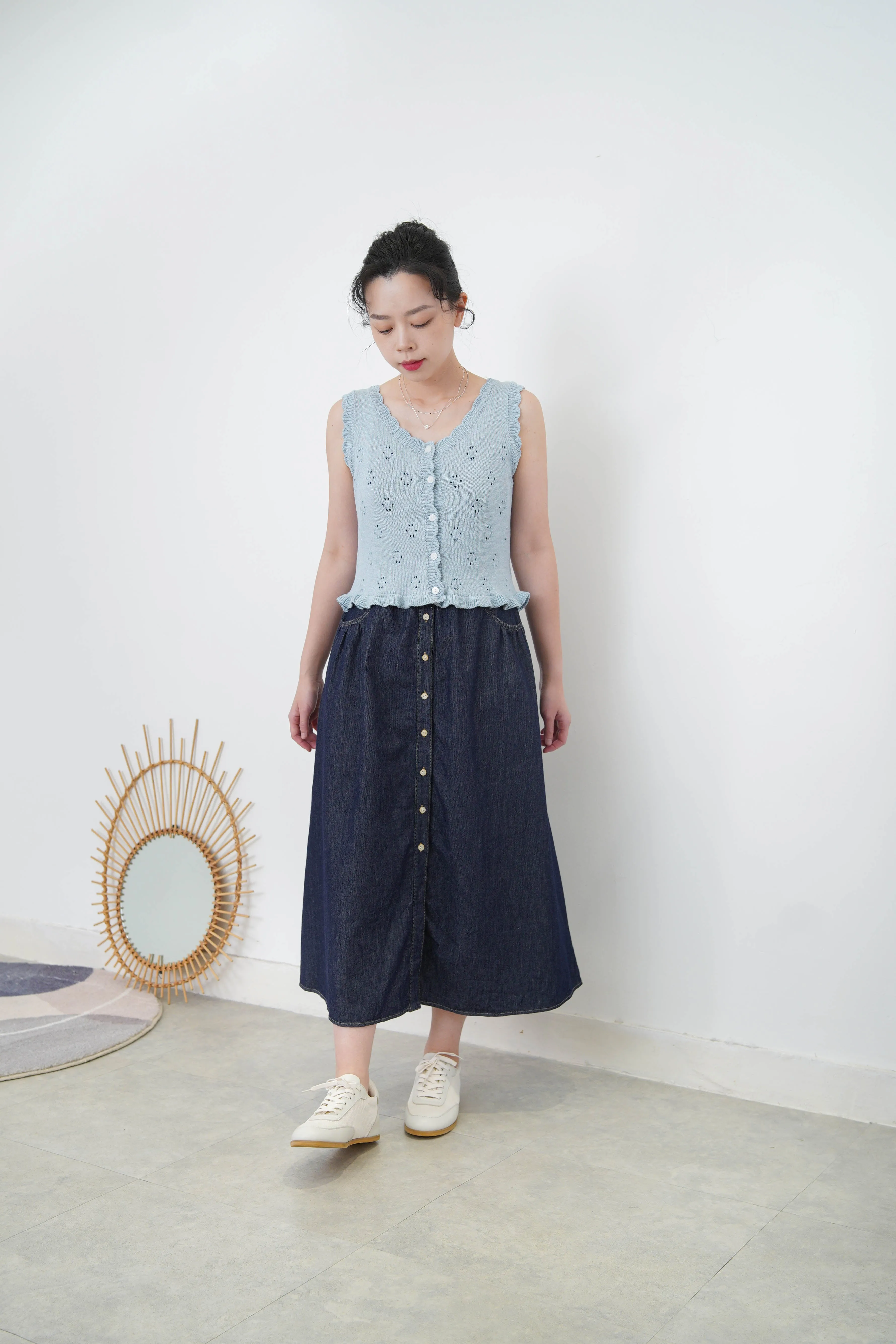 Buttons knit vest in ruffle fringe